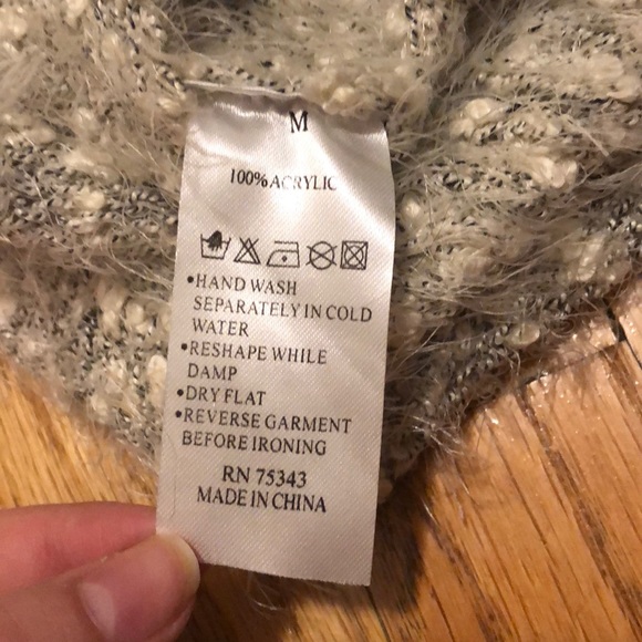 🍂cozy and fuzzy sweater!! - Picture 6 of 6